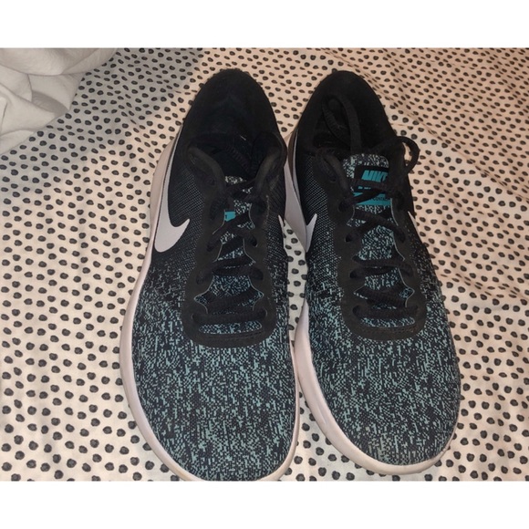 Women’s Nike’s - Picture 2 of 4